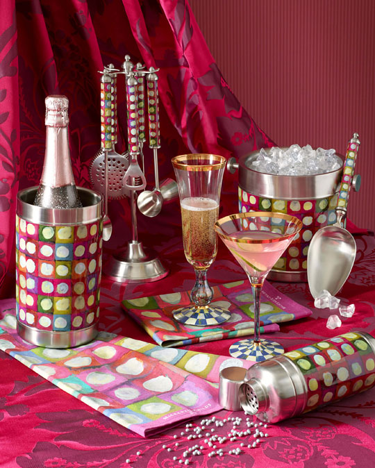 Set a place for style with our wide selection of ceramic, porcelain, and enamel dinnerware and servingware. Our unique patterns are sure to add an easy elegance to your table for every occasion.