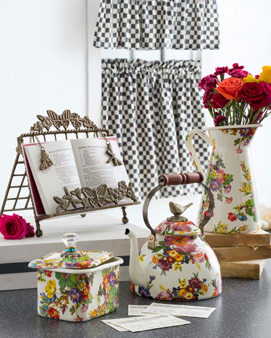 Let’s dish about the kitchen. From cookware to canisters to all the utensils in between, you’ll find beautiful basics that you’ll use every day, guaranteed.